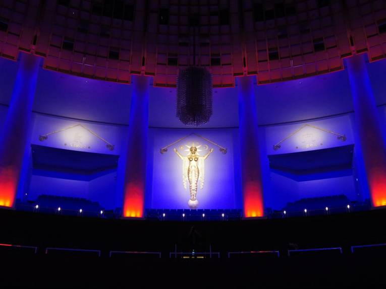 Die von Wilhelm Köppen geschaffene Lichtgöttin mit einer Höhe von 6,50 Metern und einer Spannweite zwischen den Händen von circa 3 Metern wurde in vollem Umfang wiederhergestellt und vergoldet